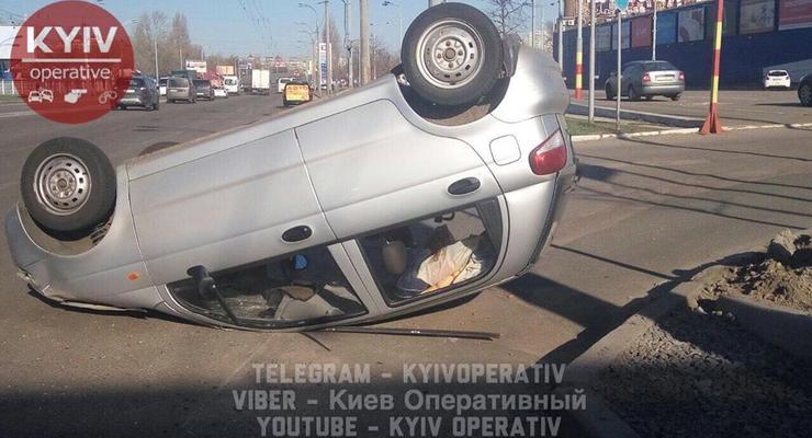 В Киеве перевернулась легковушка: есть пострадавшие