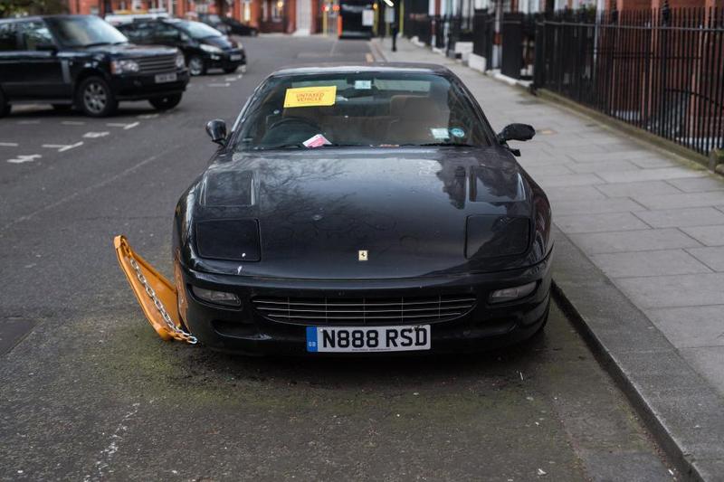 Два года в спячке: в Лондоне нашли Ferrari, который порос мхом / thesun.co.uk