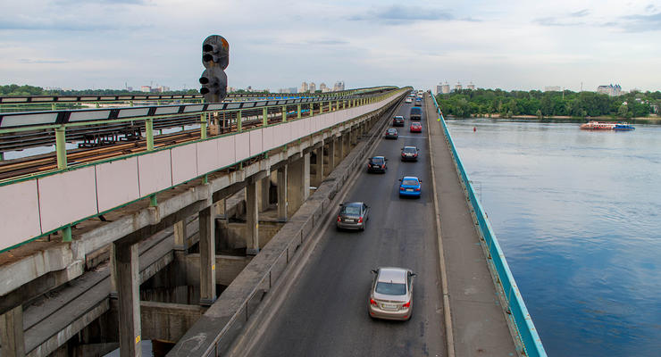 На мосту Метро в Киеве ограничат движение
