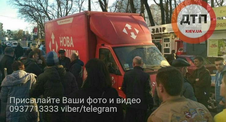 В Киеве пьяный водитель Новой почты разбил несколько автомобилей