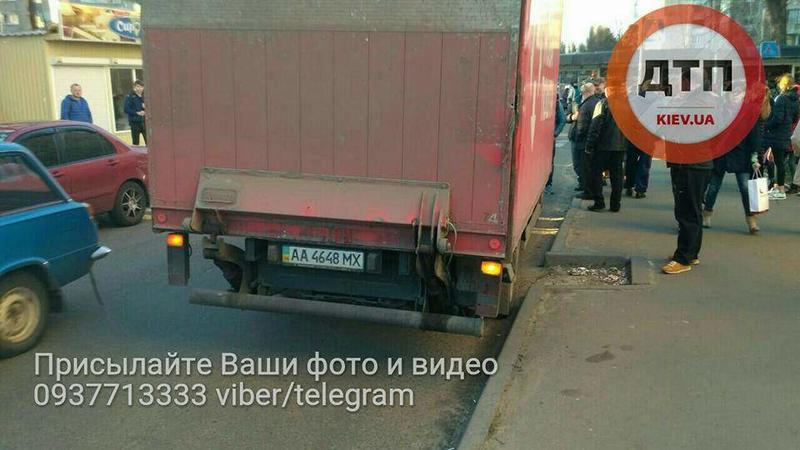 В Киеве пьяный водитель Новой почты разбил несколько автомобилей / dtp.kiev.ua