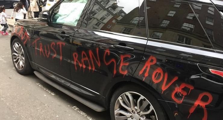 Не верьте Range Rover: британец назвал внедорожник хламом и устроил акцию протеста