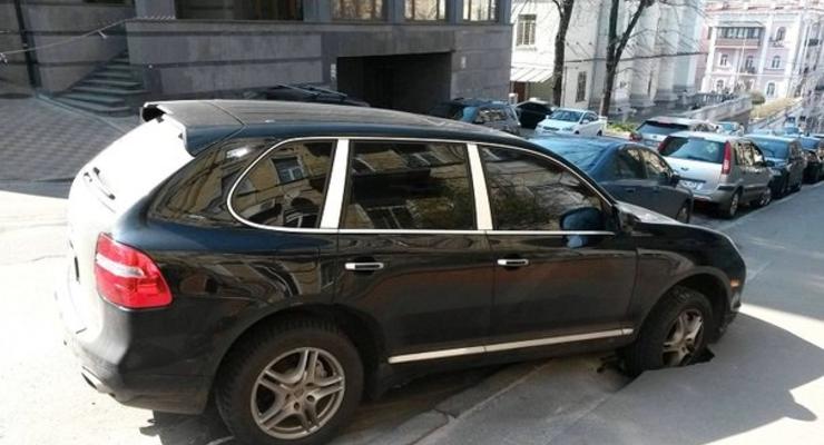 Автохам на Porsche провалился под асфальт в центре Киева