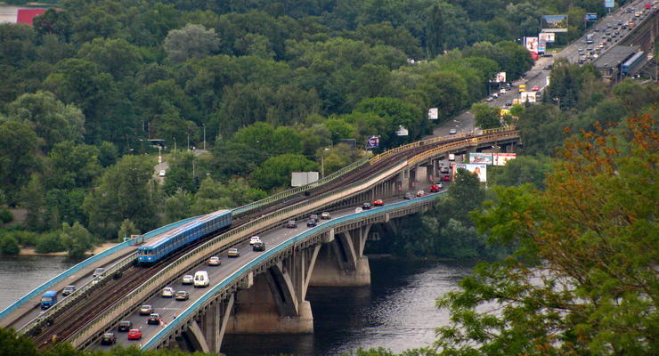 В Киеве ограничат движение на мосту Метро