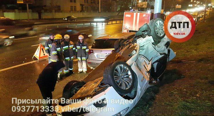 Жуткое ДТП в Киеве: перевернулась BMW, один человек погиб