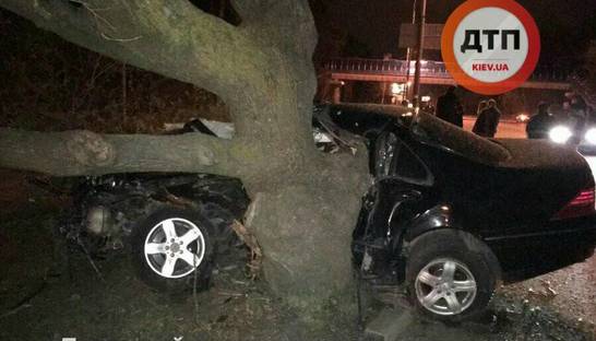 Страшное ДТП под Киевом: Mercedes влетел в дерево, погибла девушка-водитель