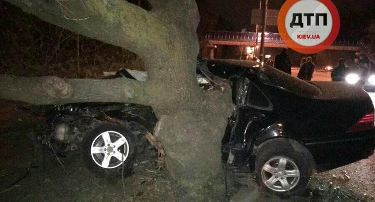 Страшное ДТП под Киевом: Mercedes влетел в дерево, погибла девушка-водитель