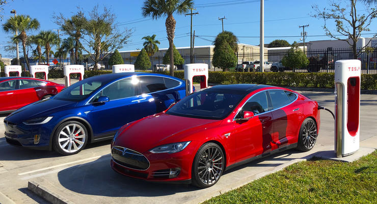 Tesla снизила цены на базовые модели