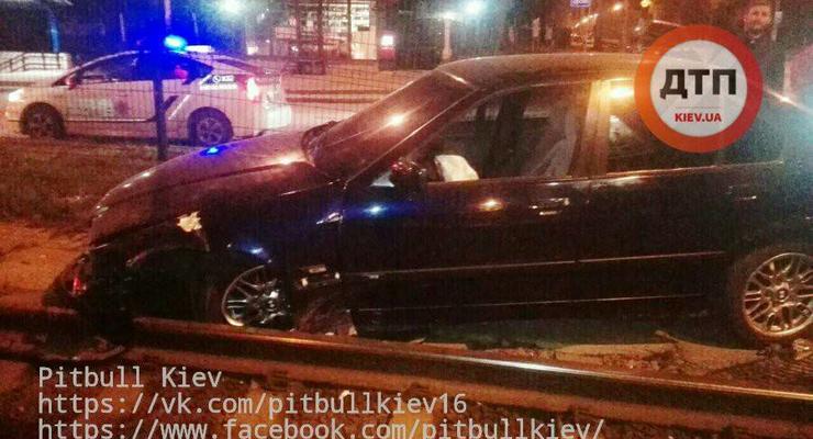 Пьяное ДТП в Киеве: водитель BMW вылетел на трамвайные пути