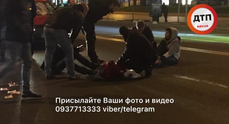 Ночное ДТП на Крещатике: таксист сбил двух пешеходов
