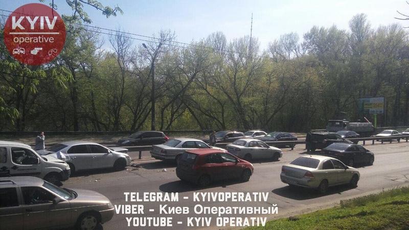 Масштабное ДТП в Киеве: столкнулись 5 машин, есть пострадавшие / Киев Оперативный