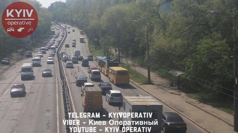 Масштабное ДТП в Киеве: столкнулись 5 машин, есть пострадавшие / Киев Оперативный