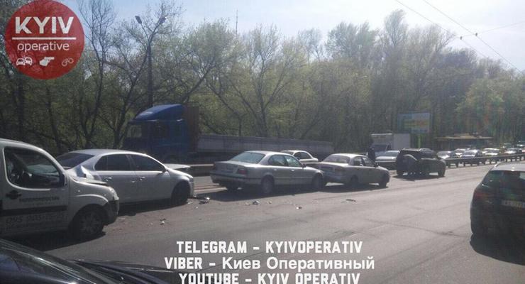 Масштабное ДТП в Киеве: столкнулись 5 машин, есть пострадавшие