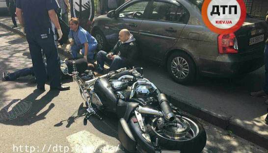 В Киеве байкер сбил пешехода-нарушителя