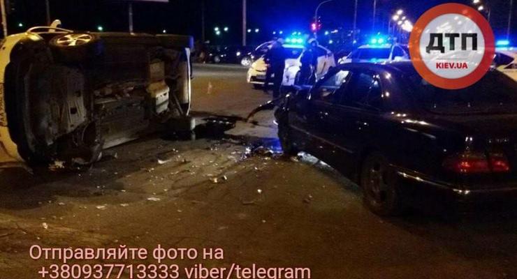 Жесткое ДТП в Киеве: Mercedes перевернул Nissan