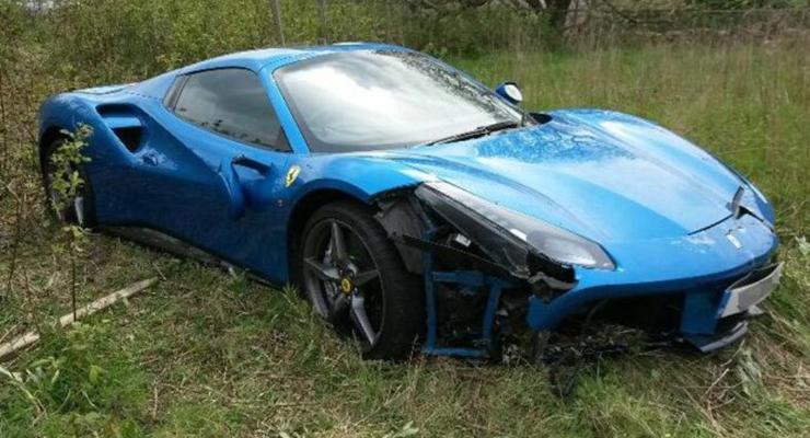В Великобритании нашли брошенную в поле Ferrari