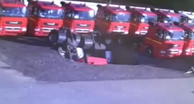В России два грузовика на стоянке провалились под землю