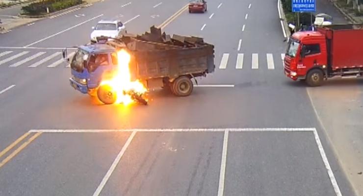 В Китае мотоциклист врезался в бензобак грузовика и загорелся