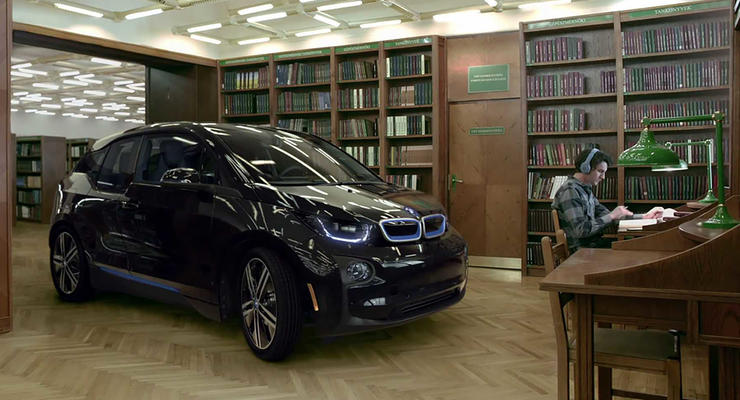 Не шуметь: BMW i3 прокатился по библиотеке