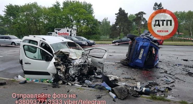 Жуткое ДТП в Киеве: погибли три человека