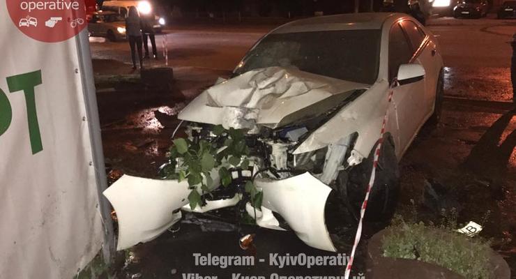 В Киеве гонщик на иномарке снес дерево и влетел в здание