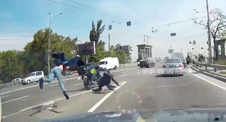 Смертельное ДТП с мотоциклистом в Киеве: видео регистратора