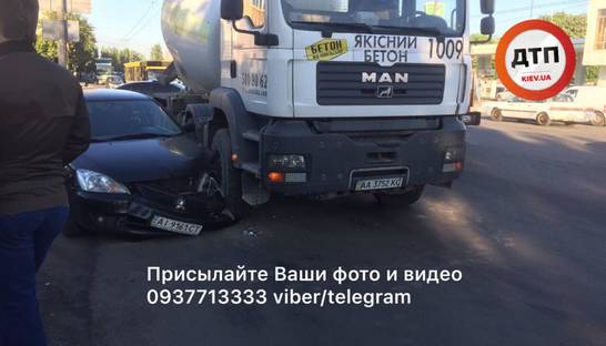 В Киеве бетоновоз смял иномарку
