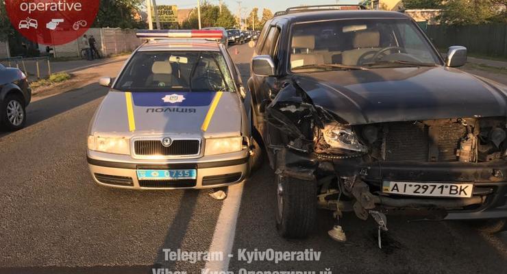 Под Киевом полицейские врезались в авто с женщиной за рулем и ребенком