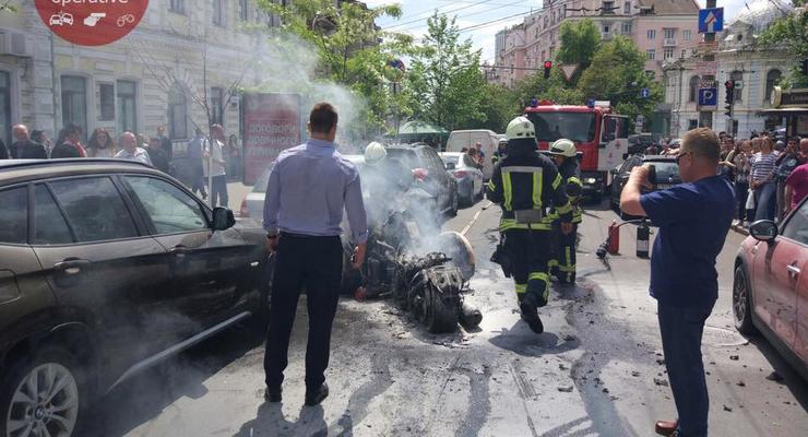 В центре Киева сгорел трехколесный мотоцикл, пострадали 3 авто