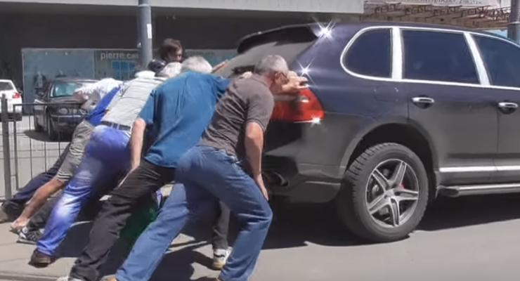 В Одессе горожане передвинули автохама на Porsche