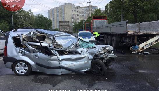 Жуткое ДТП в Киеве: легковушка залетела под грузовик