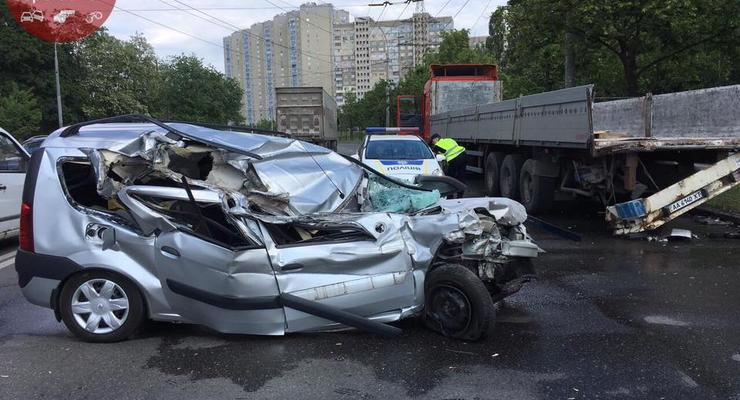 Жуткое ДТП в Киеве: легковушка залетела под грузовик