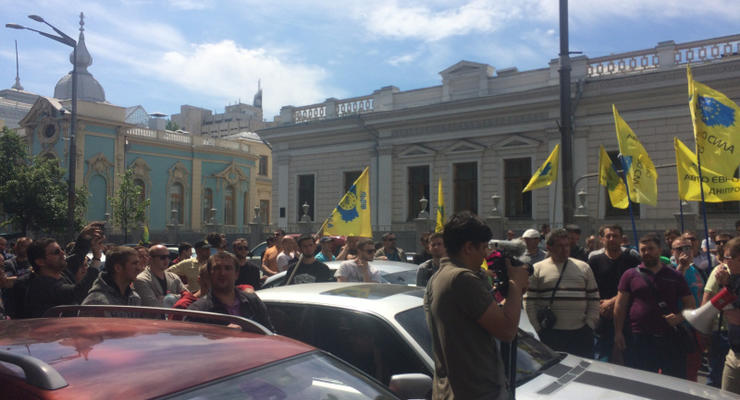 В Киеве проходит митинг автомобилистов, перекрыта Грушевского