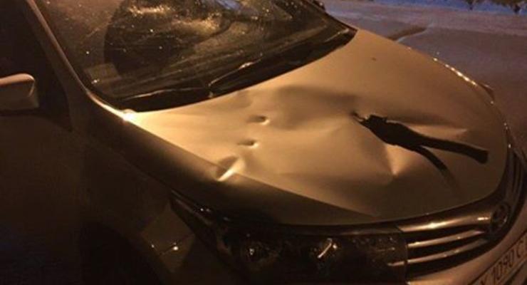 В Харькове автомобиль разбили топором