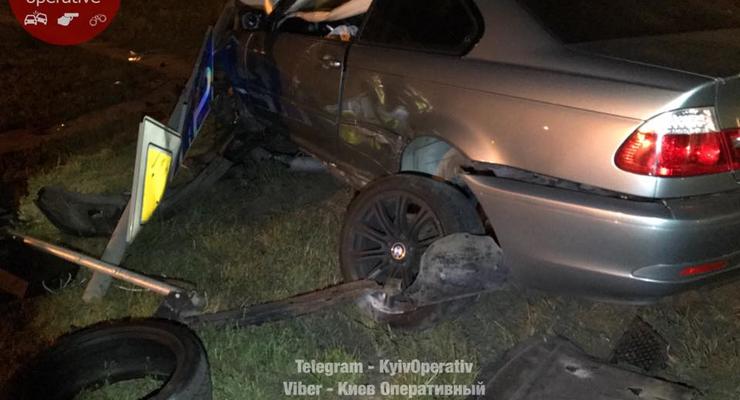 В Киеве пьяный лихач на BMW снес столб и светлофор