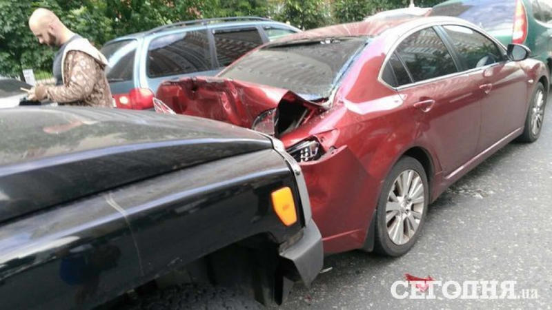 В Киеве водитель Hummer протаранил 5 машин / Сегодня