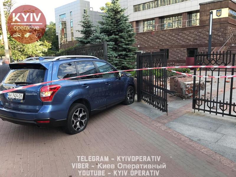 В Киеве водитель иномарки потерял сознание и сбил двух людей / Киев Оперативный