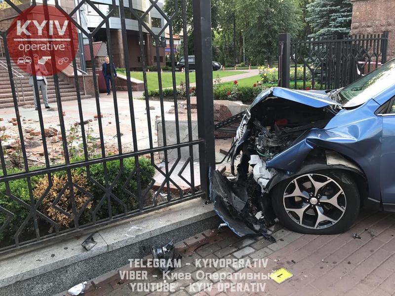 В Киеве водитель иномарки потерял сознание и сбил двух людей / Киев Оперативный
