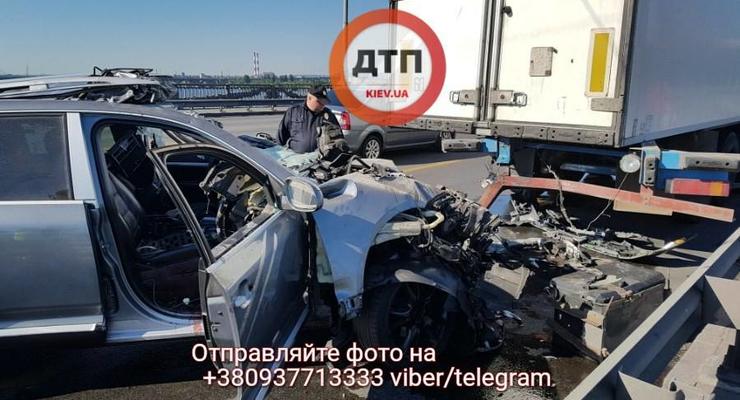 Смертельное ДТП в Киеве: Porsche Cayenne врезался в фуру