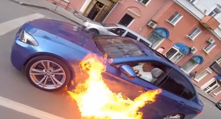 В России автомобиль загорелся прямо на дороге