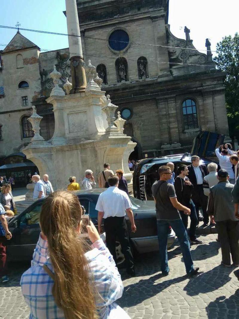 В центре Львова Land Cruiser въехал в толпу, погибла женщина / facebook.com/groups/govarta1