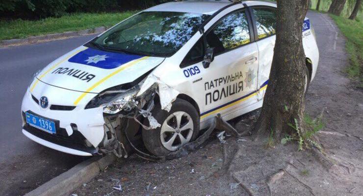 В Киеве обнаружили разбитый автомобиль полиции
