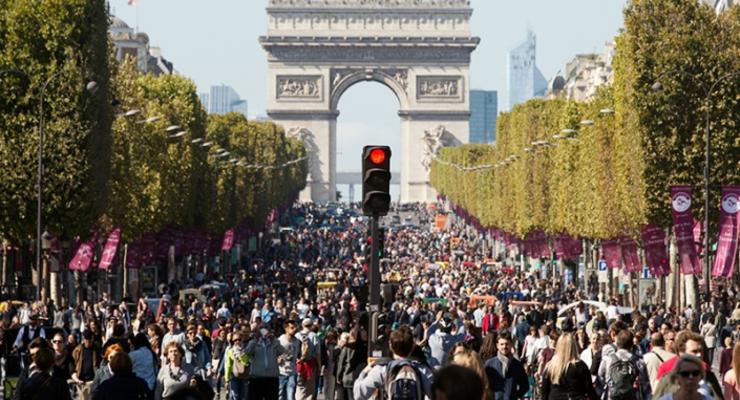 В Париже водителям запретят ездить по городу