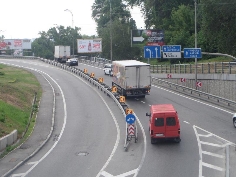 Возле моста Патона установили новую транспортную навигацию / kievcity.gov.ua