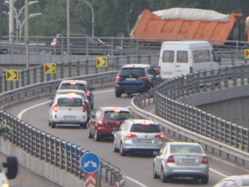 Возле моста Патона установили новую транспортную навигацию / kievcity.gov.ua