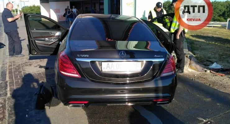В Киеве водитель элитного авто влетел в остановку и сбежал