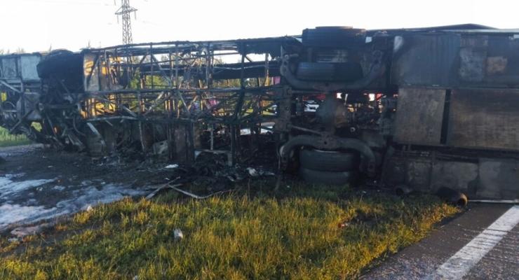 В России автобус попал в ДТП и сгорел: погибли 13 человек