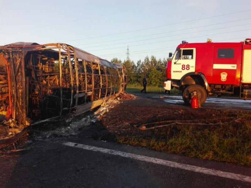 В России автобус попал в ДТП и сгорел: погибли 13 человек / 16.mchs.gov.ru
