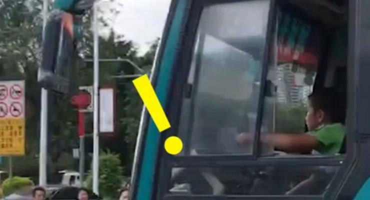 В Китае школьник угнал автобус и катался по городу