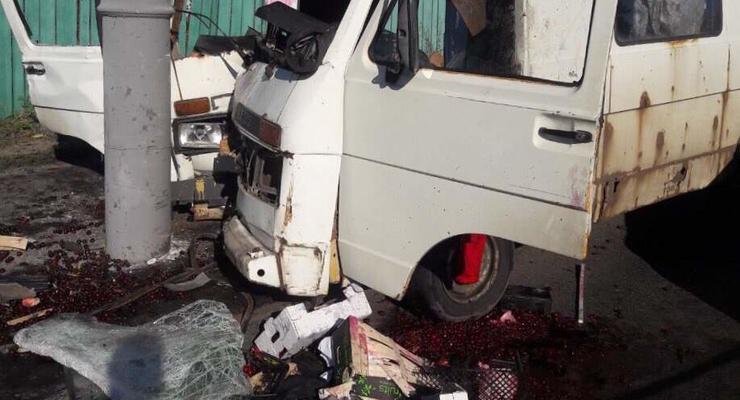 Смертельное ДТП в Киеве: грузовик врезался в столб